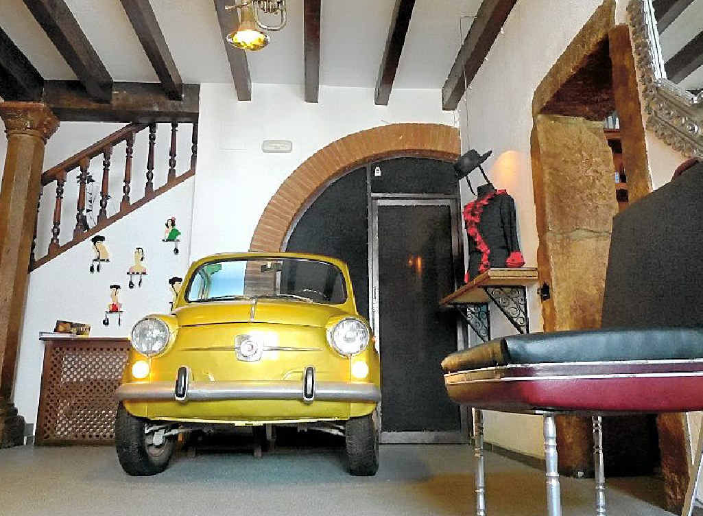 Enfrentearte Hotel's unusual welcome for visitors. Enfrentearte Hotel's unusual welcome for visitors.